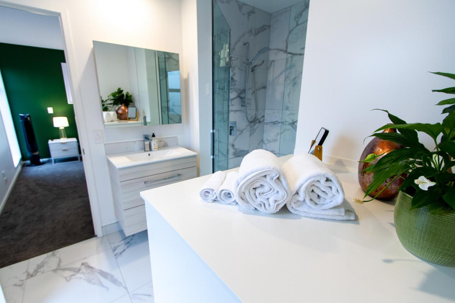 Gorgeous In Green - 2 Bed Central Oasis W/King Bed ไครสต์เชิร์ช ภายนอก รูปภาพ