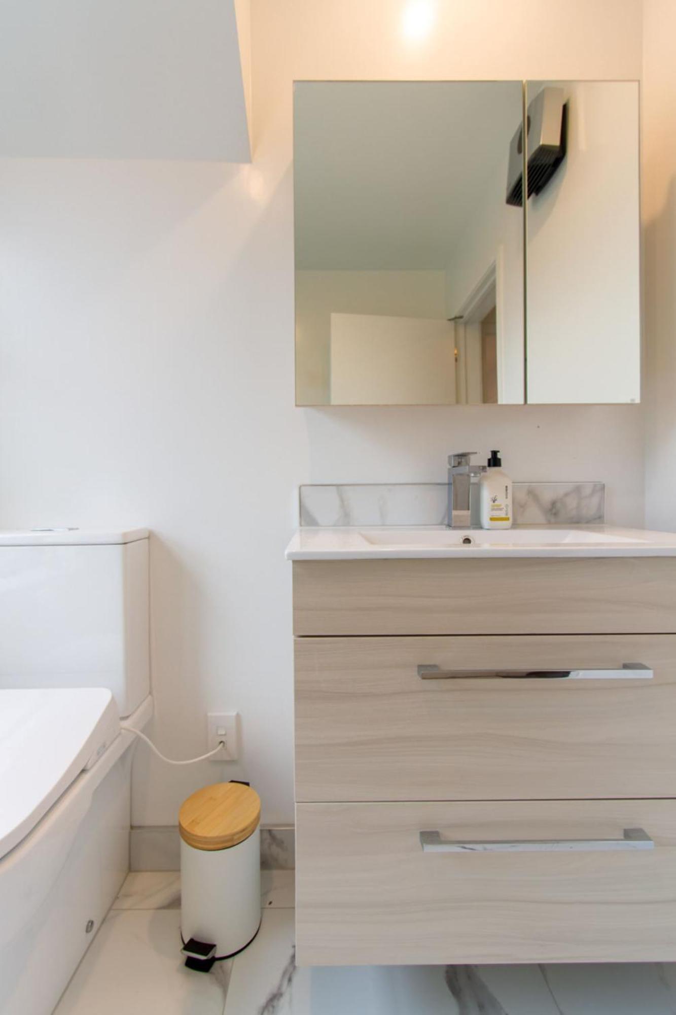 Gorgeous In Green - 2 Bed Central Oasis W/King Bed ไครสต์เชิร์ช ภายนอก รูปภาพ