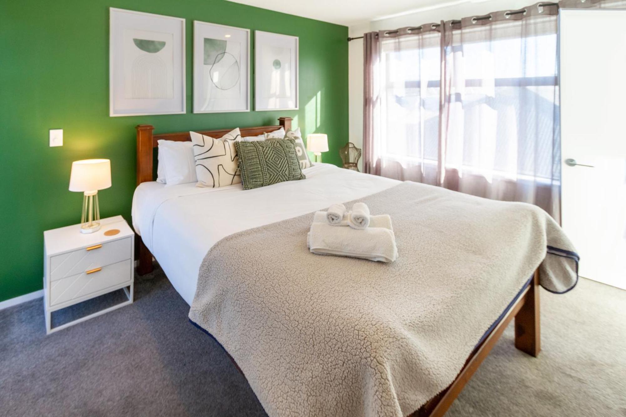 Gorgeous In Green - 2 Bed Central Oasis W/King Bed ไครสต์เชิร์ช ภายนอก รูปภาพ