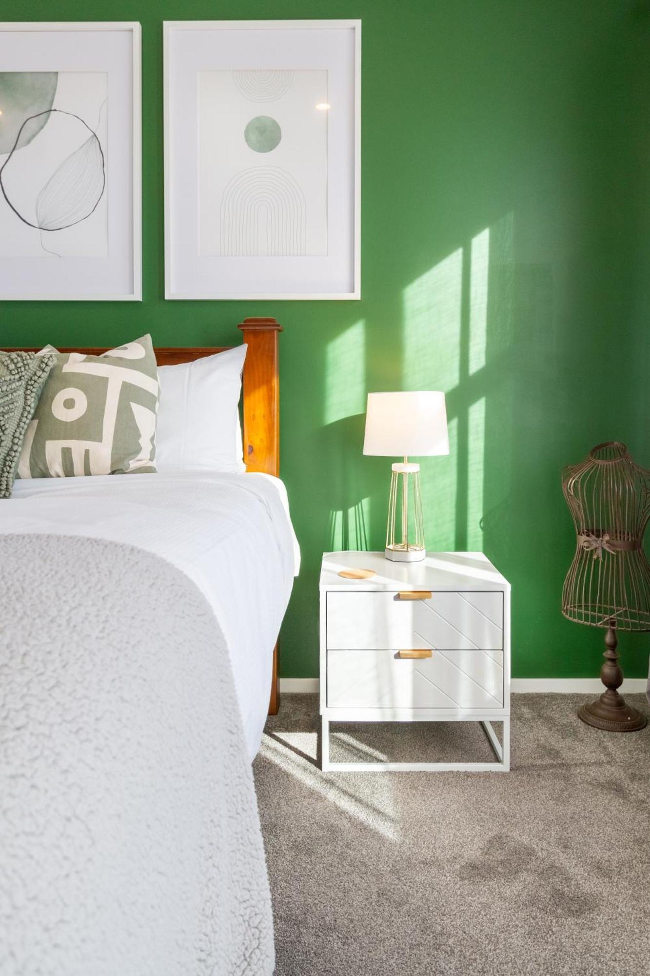 Gorgeous In Green - 2 Bed Central Oasis W/King Bed ไครสต์เชิร์ช ภายนอก รูปภาพ