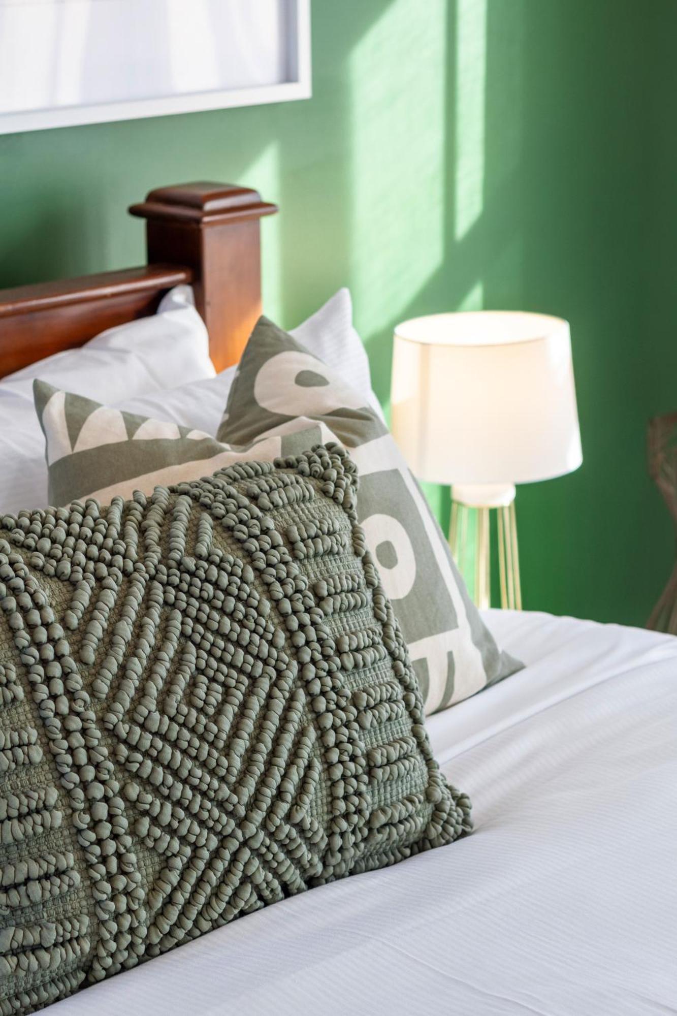 Gorgeous In Green - 2 Bed Central Oasis W/King Bed ไครสต์เชิร์ช ภายนอก รูปภาพ