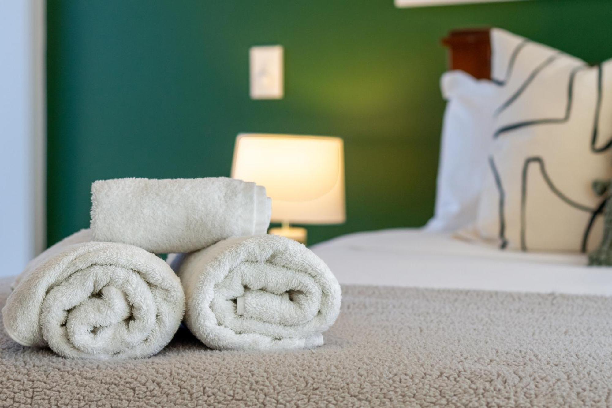 Gorgeous In Green - 2 Bed Central Oasis W/King Bed ไครสต์เชิร์ช ภายนอก รูปภาพ
