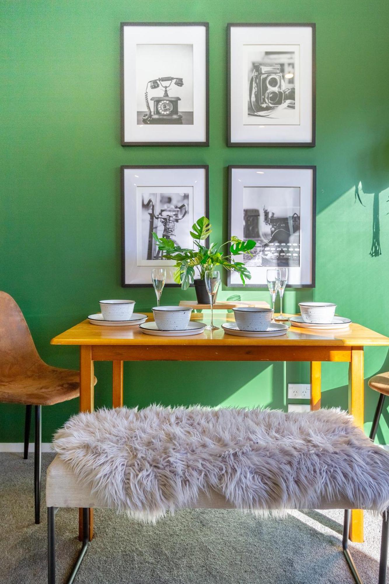 Gorgeous In Green - 2 Bed Central Oasis W/King Bed ไครสต์เชิร์ช ภายนอก รูปภาพ