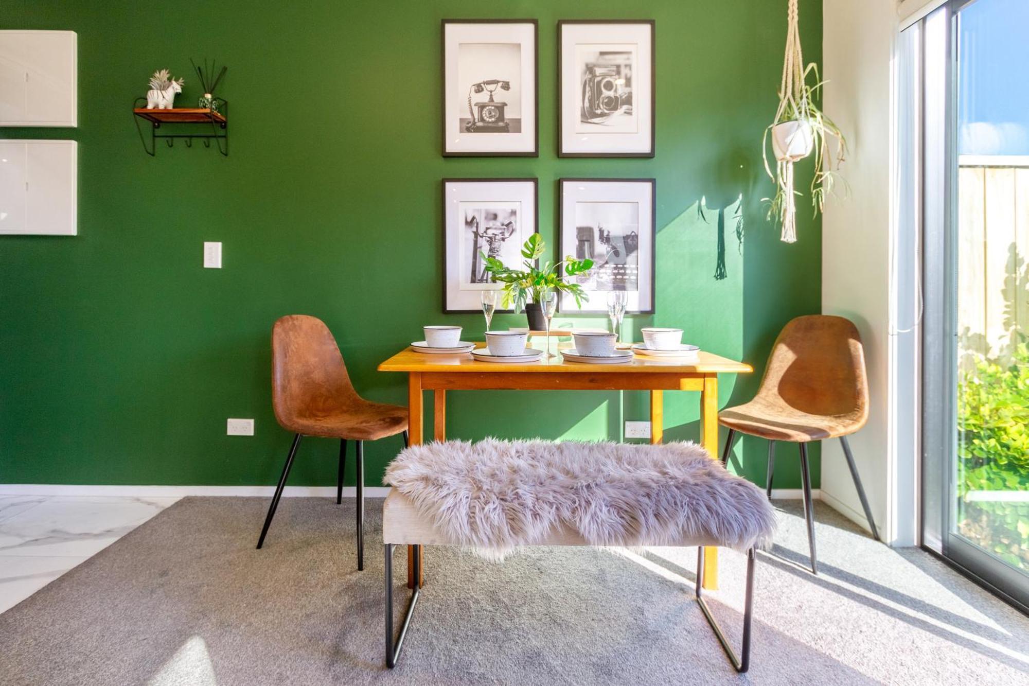 Gorgeous In Green - 2 Bed Central Oasis W/King Bed ไครสต์เชิร์ช ภายนอก รูปภาพ